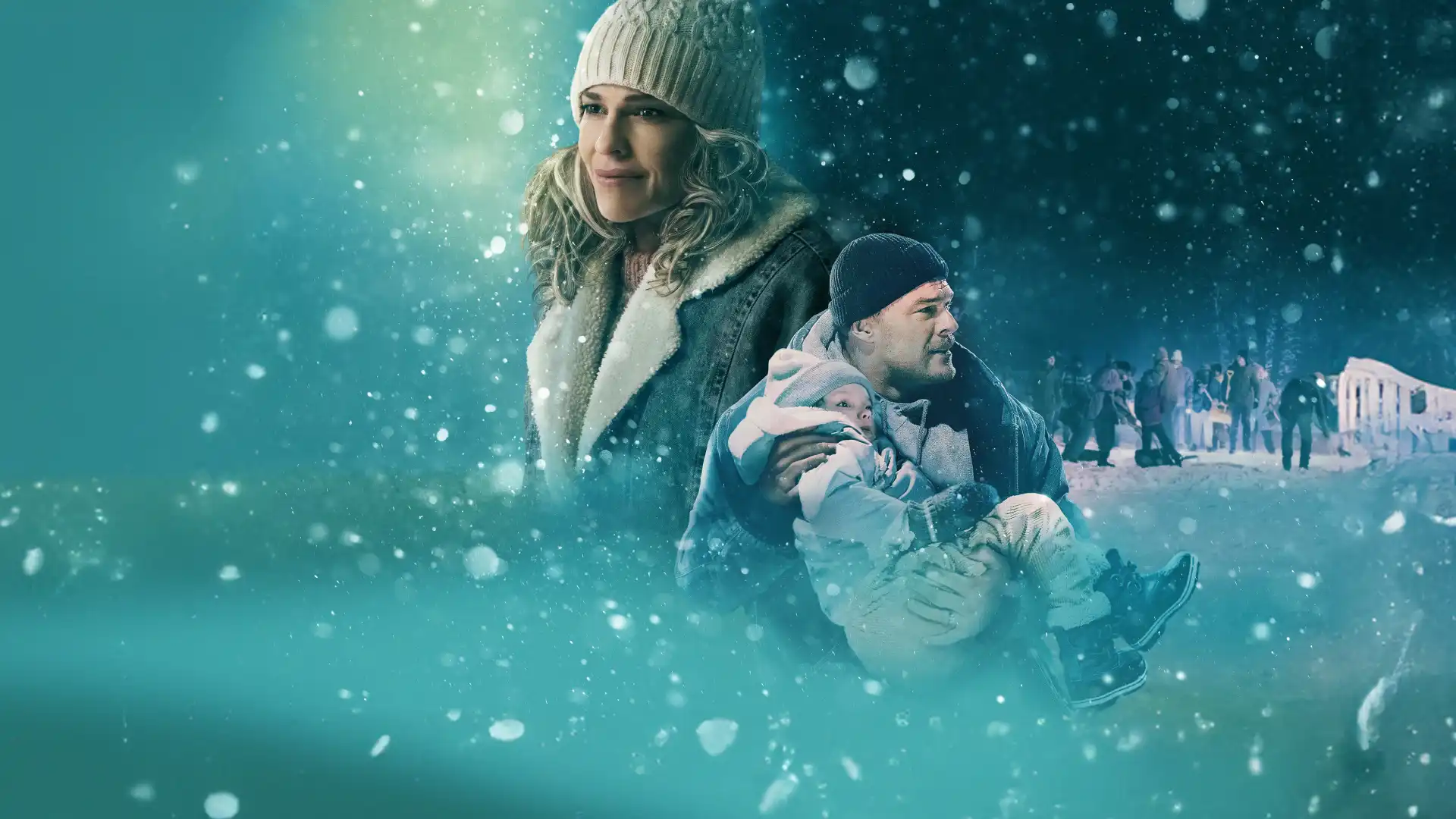 Um mulher loira e um homem segurando uma criança com fundo de neve e azulado