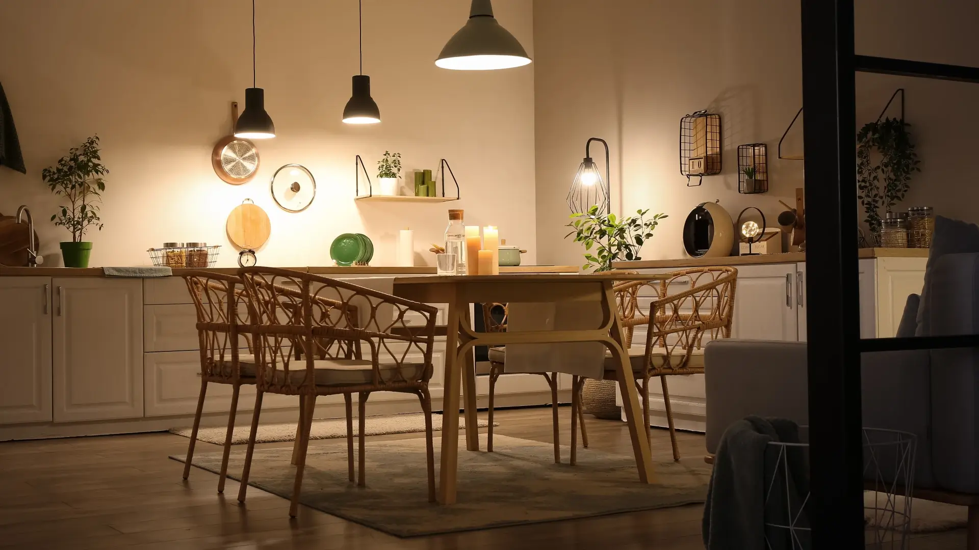 Mesa de jantar no centro de ambiente com pouca iluminação.