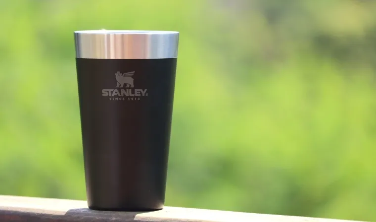Copo Stanley preto em cima de mureta.