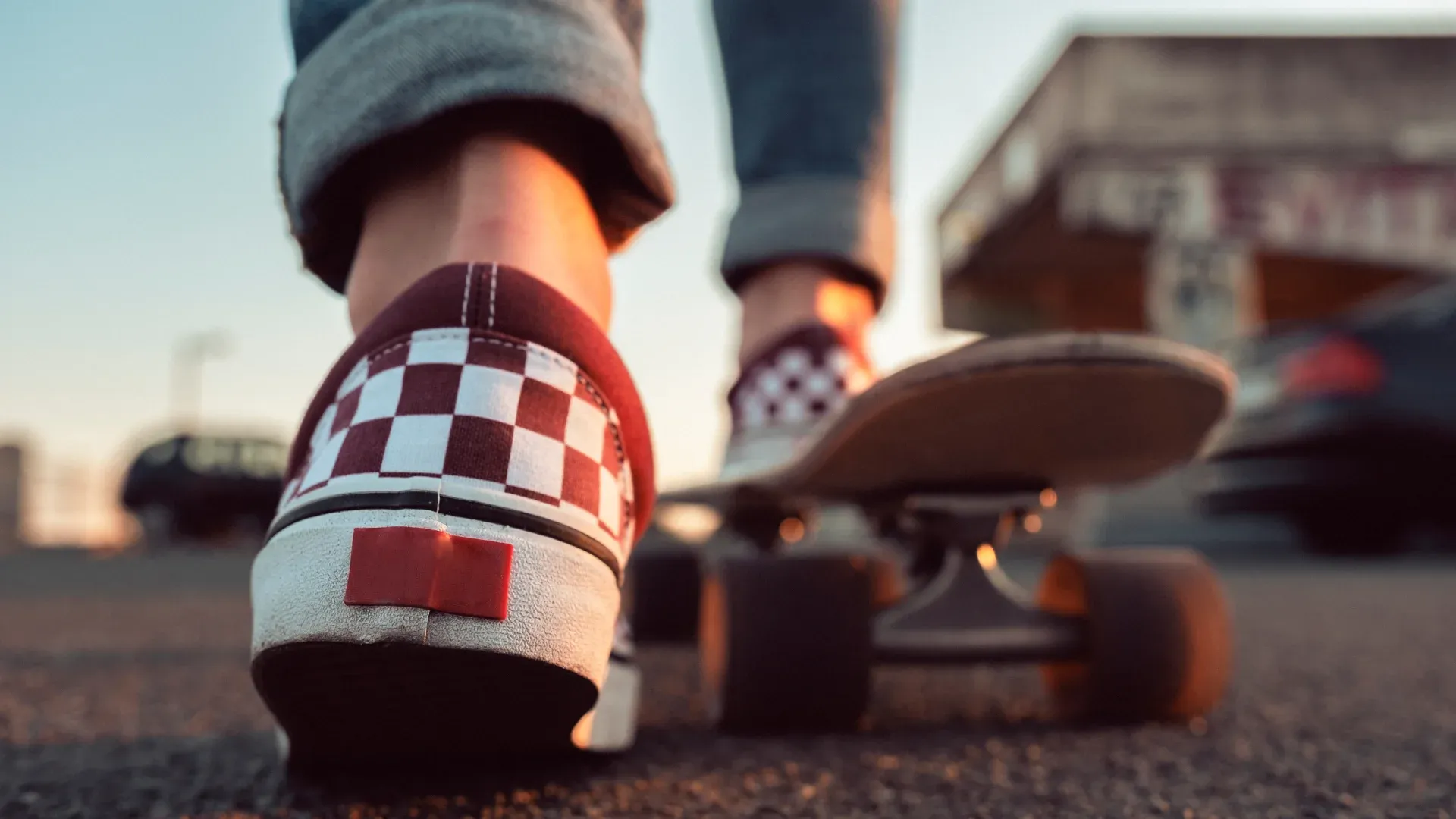 Pessoa andando de skate usando um par de tênis da Vans