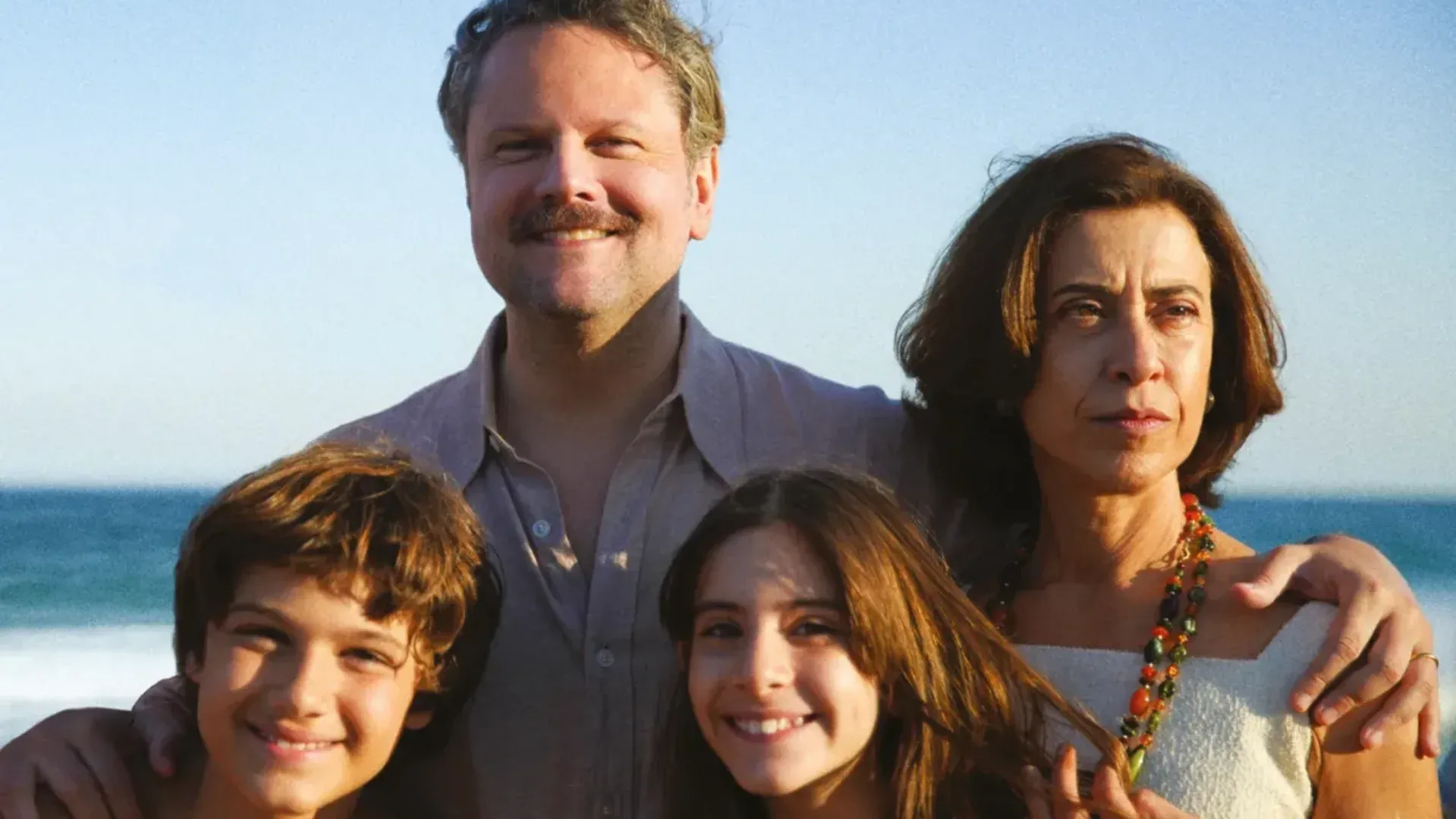 Família Paiva posando para uma foto em uma praia
