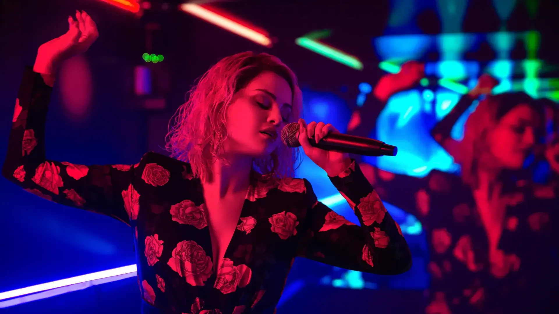 Personagem de Selena Gomez em um ambiente escuro