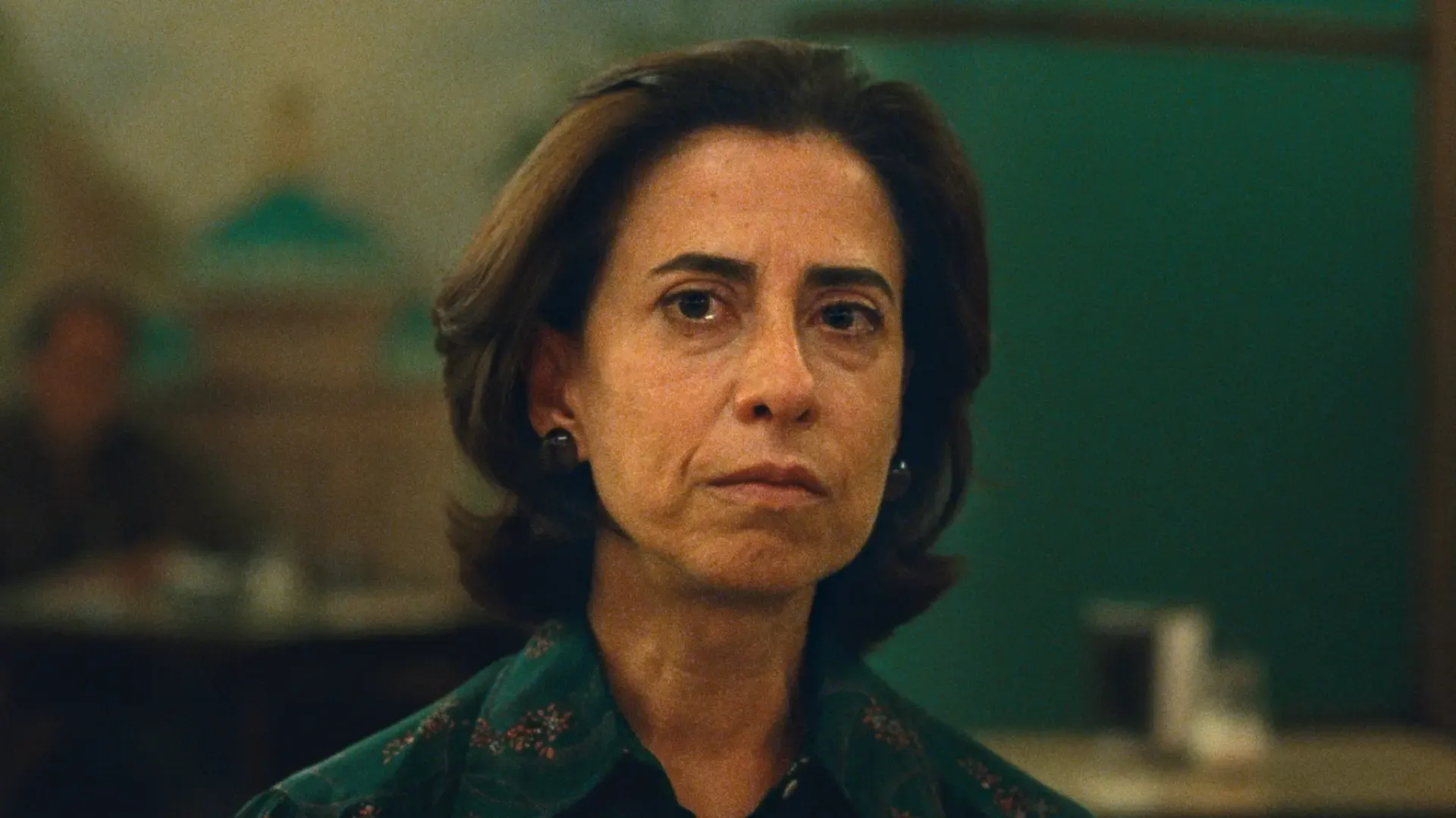 Personagem Eunice Paiva com uma expressão emocionada