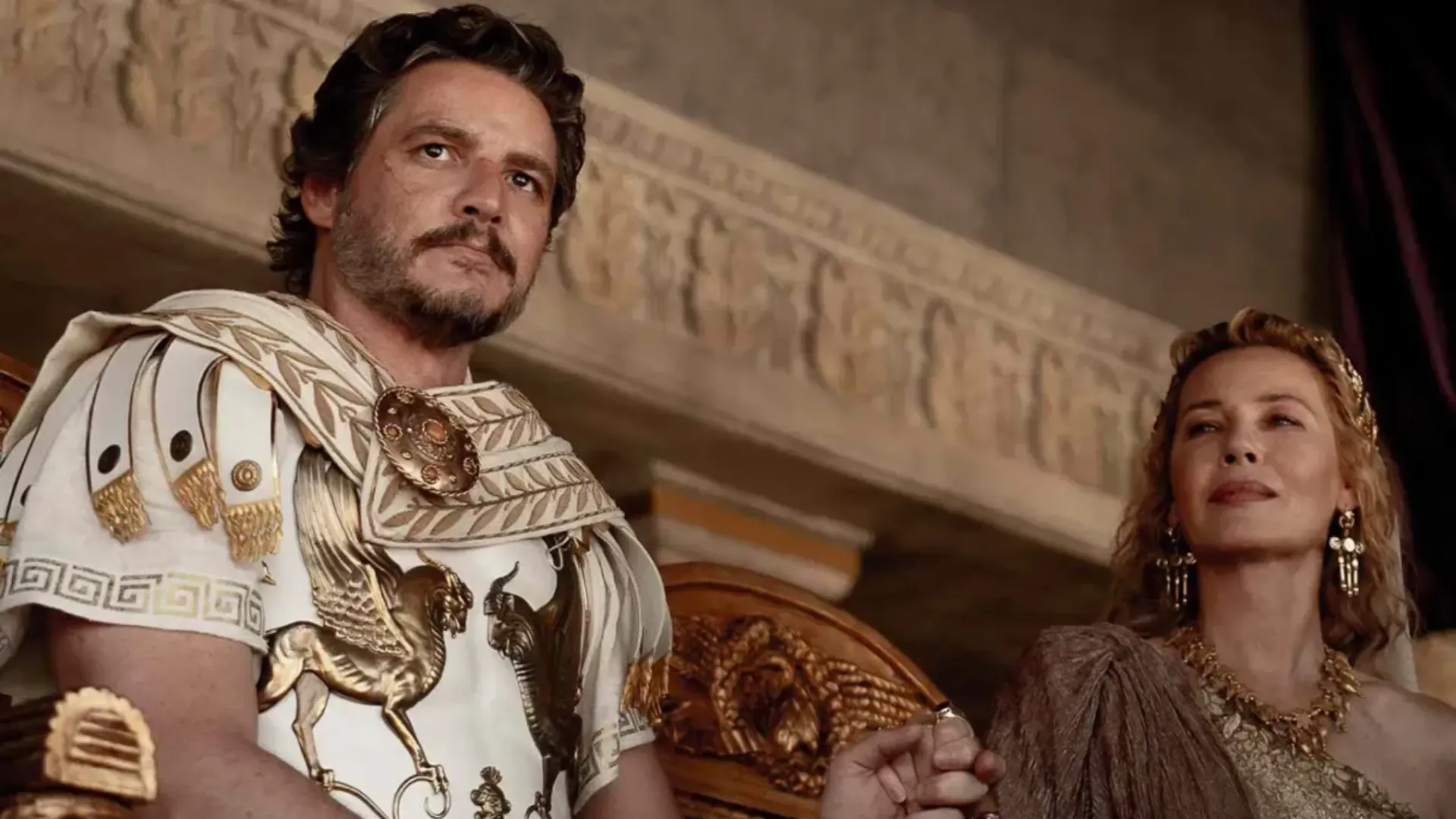 Personagens principais sentados no Coliseu