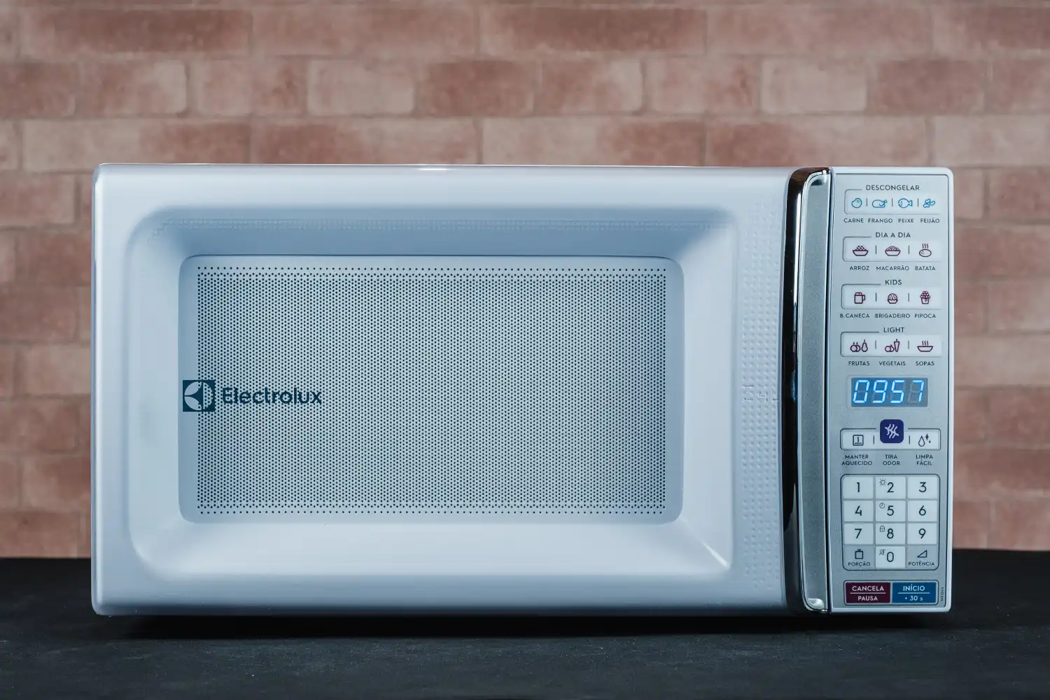  Um micro-ondas barato modelo MEO44 da marca Electrolux. 
