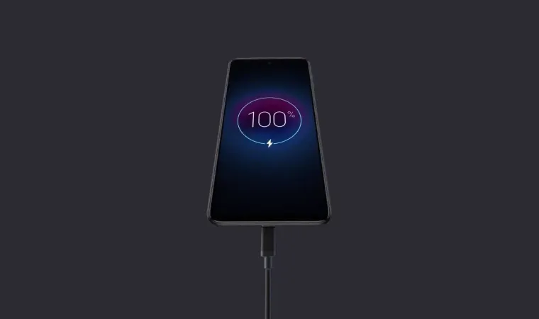 Moto G24 Power conectado ao seu carregador da bateria em fundo cinza