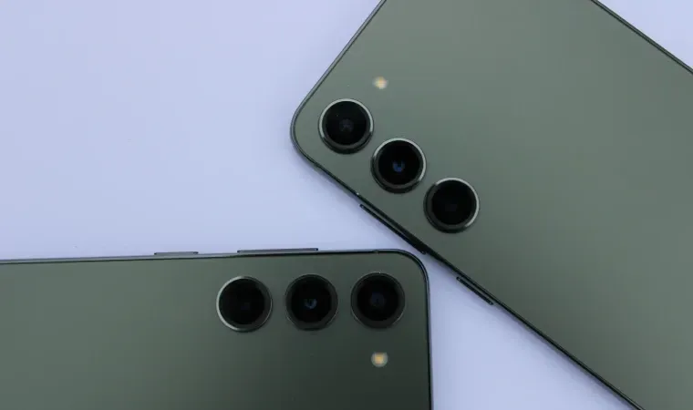 Imagem de dois celulares samsung 128GB lado a lado com foco em seus conjuntos de câmera 