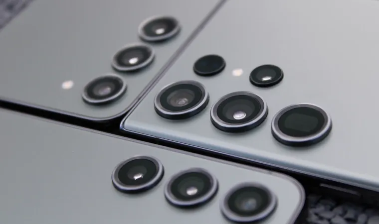 Imagem de celulares da linha Galaxy S com foco em suas câmeras