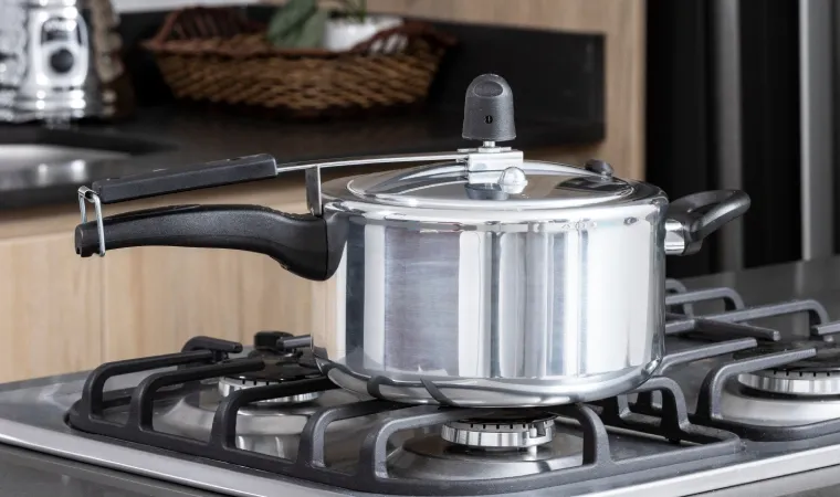 Imagem de uma dentre as melhores panelas de pressão em cima de fogão.