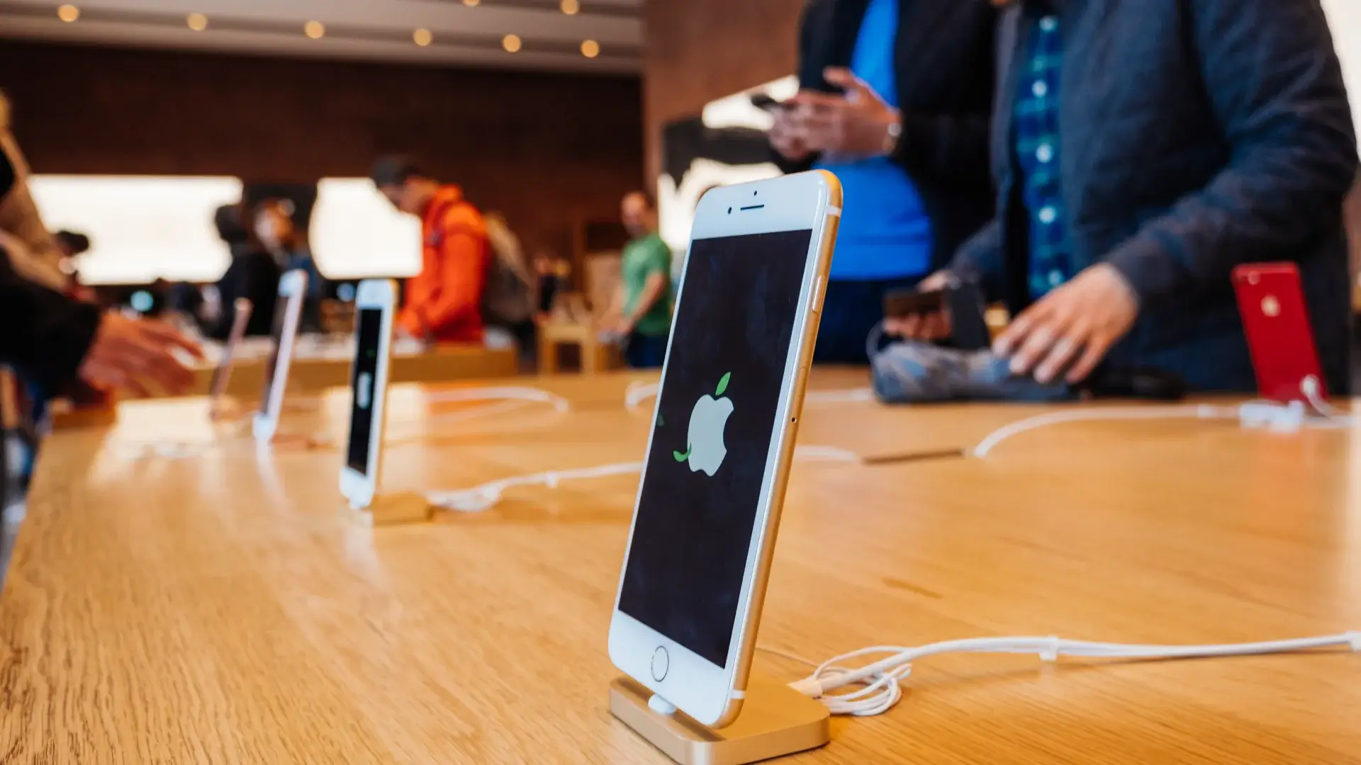 Um iPhone está em um mostruário