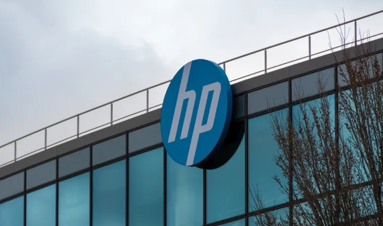 O logo da HP no alto de um prédio.
