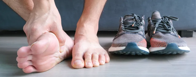 Melhor tênis para fascite plantar: modelos para não ter dor no pé