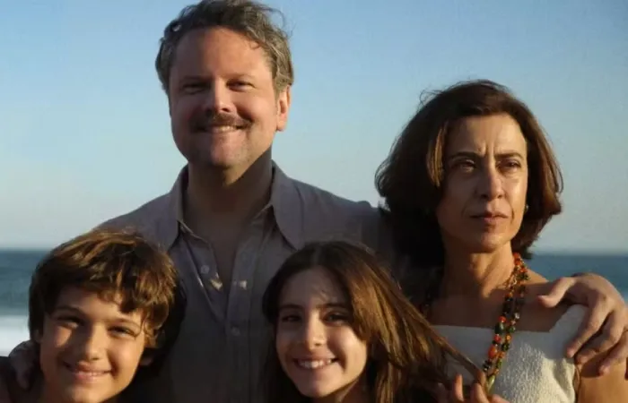 Imagem de atores do filme Ainda Estou Aqui posando para um retrato