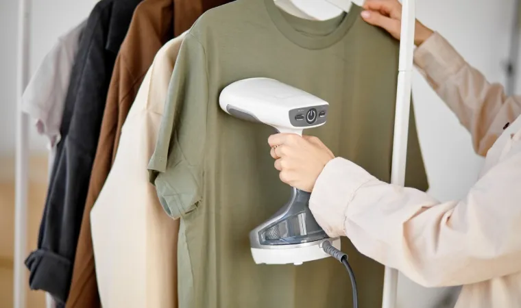 Mulher usando a passadeira a vapor.