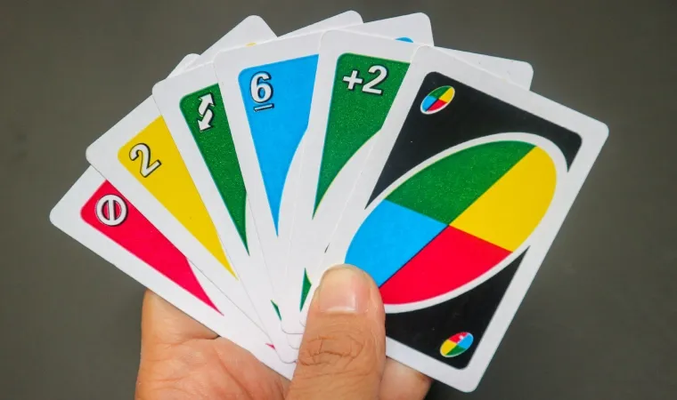 Várias cartas de Uno na mão de uma jogadora