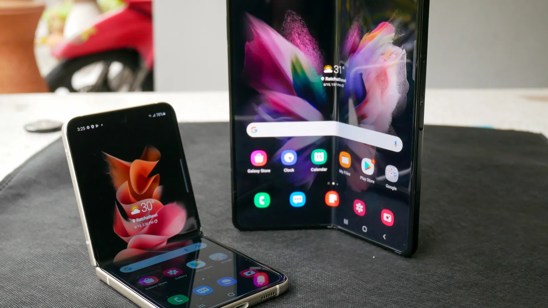 Dois celulares dobráveis estão sobre uma mesa