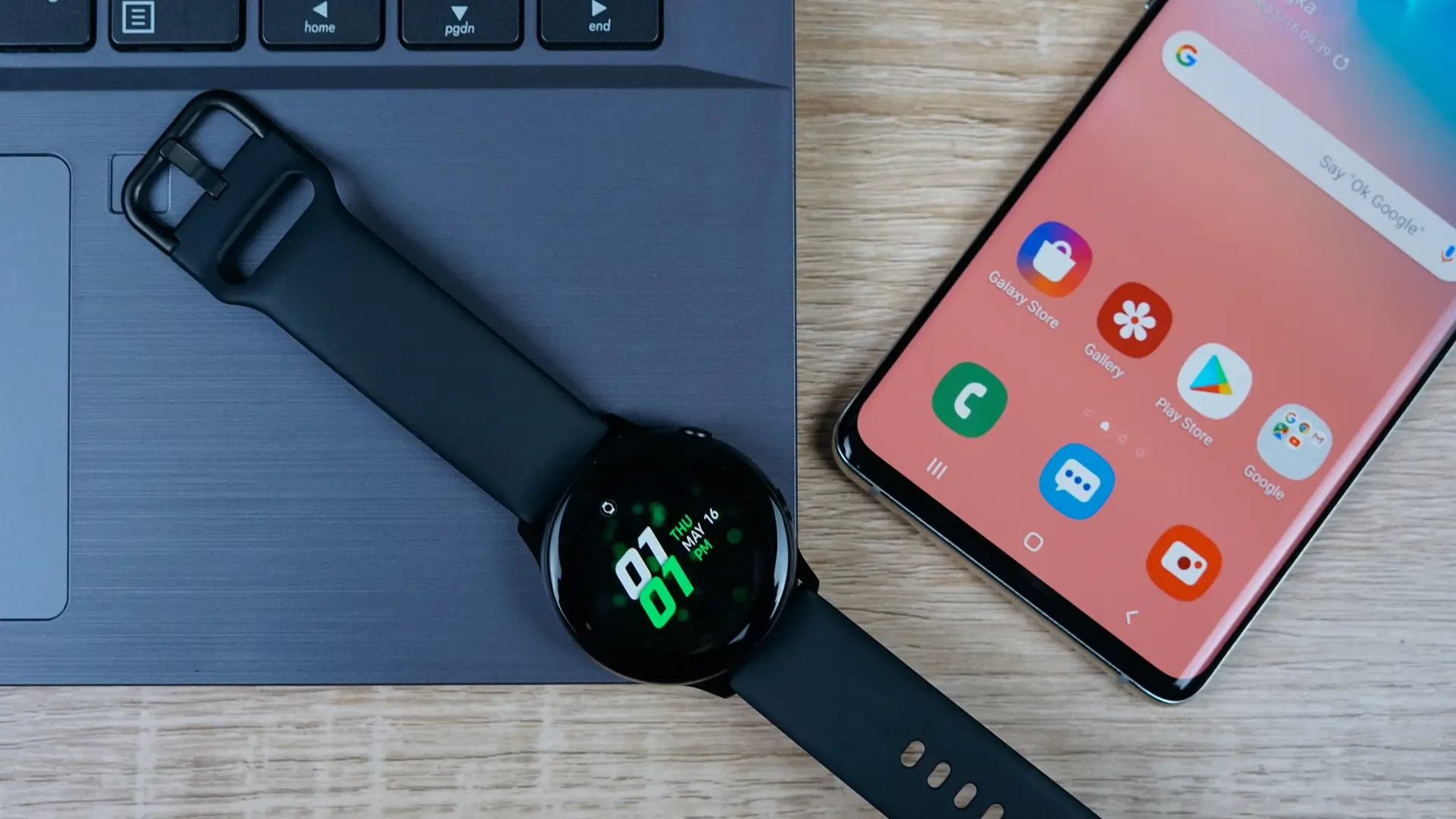 Imagem de um smartwatch Android ao lado de um smartwatch Android.