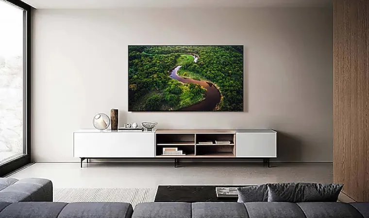 Imagem promocional da Smart TV Samsung DU8000 em uma sala de estar