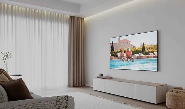 TV DU8000 em destaque em sala moderna; imagem vibrante de casal curtindo piscina.