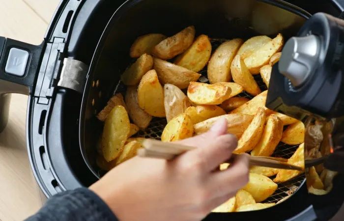 Air fryer com batatas fritas dentro
