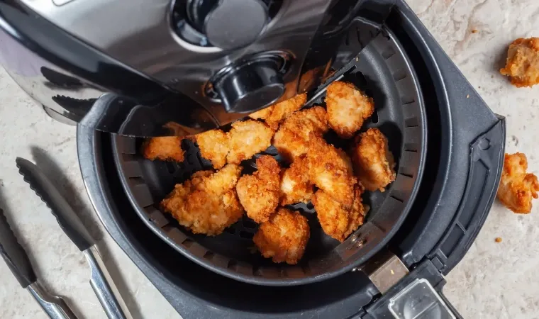 Frango sendo preparado na melhor airfryer custo-benefício.