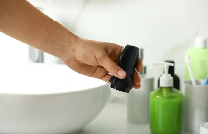 Imagem das mãos de um homem segurando um desodorante masculino roll-on