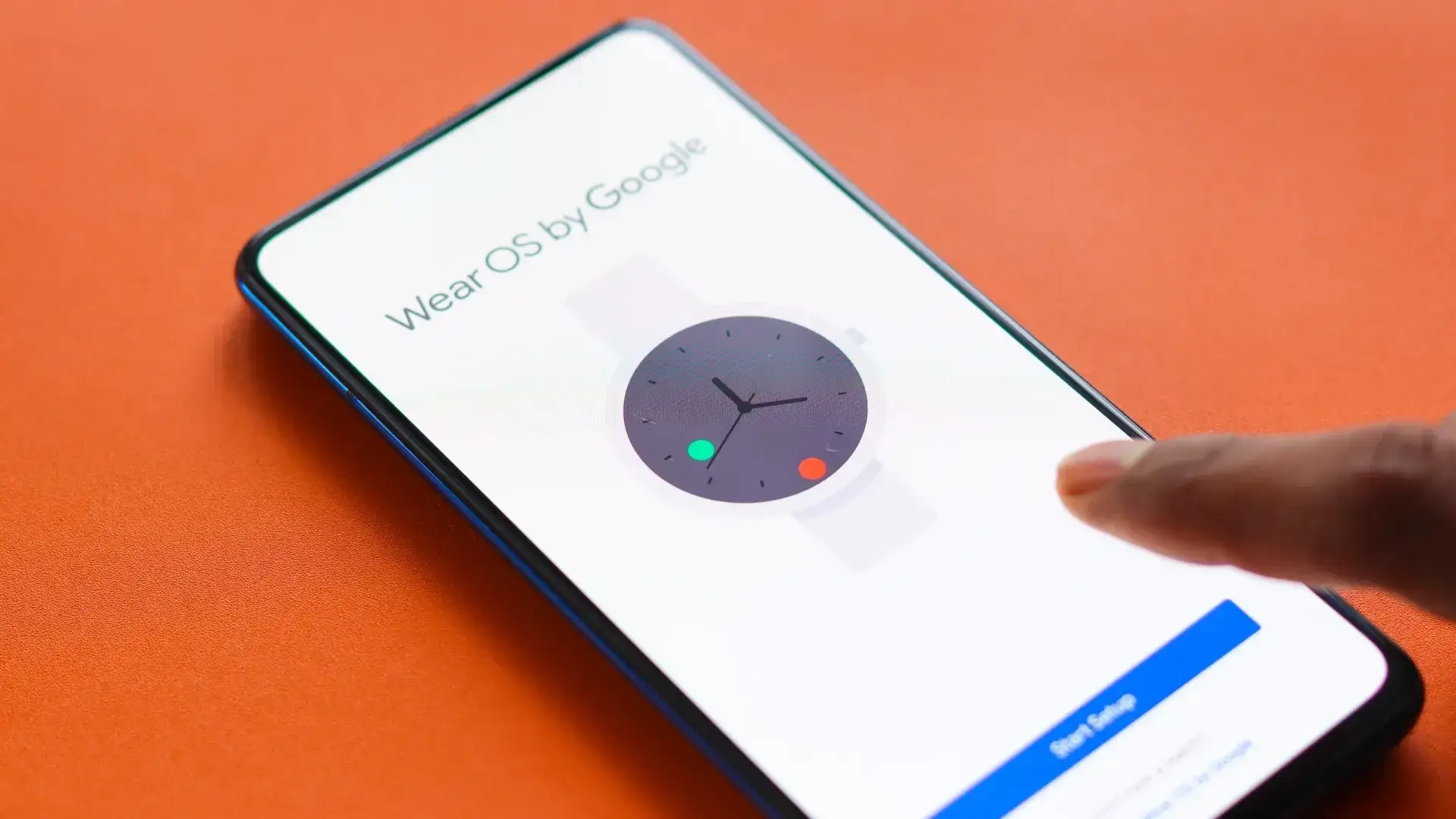 Imagem de um celular com o app da Google para conectar smartwatch no celular
