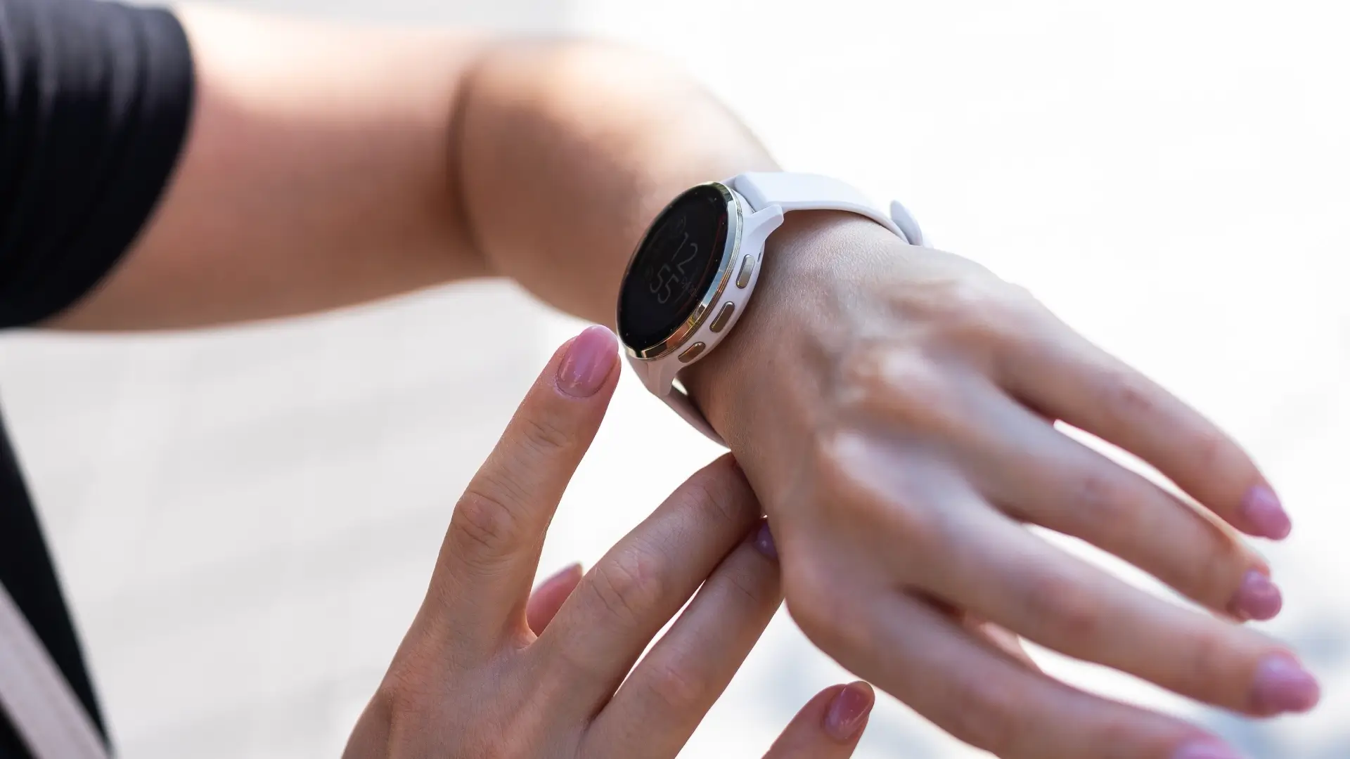 Imagem de uma pessoa usando o smartwatch em seu pulso