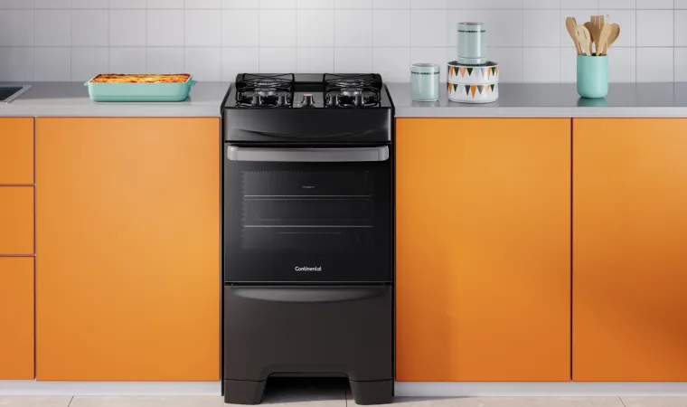 Fogão 4 bocas Continental FC4GP posicionado em bancada de cozinha cor laranja