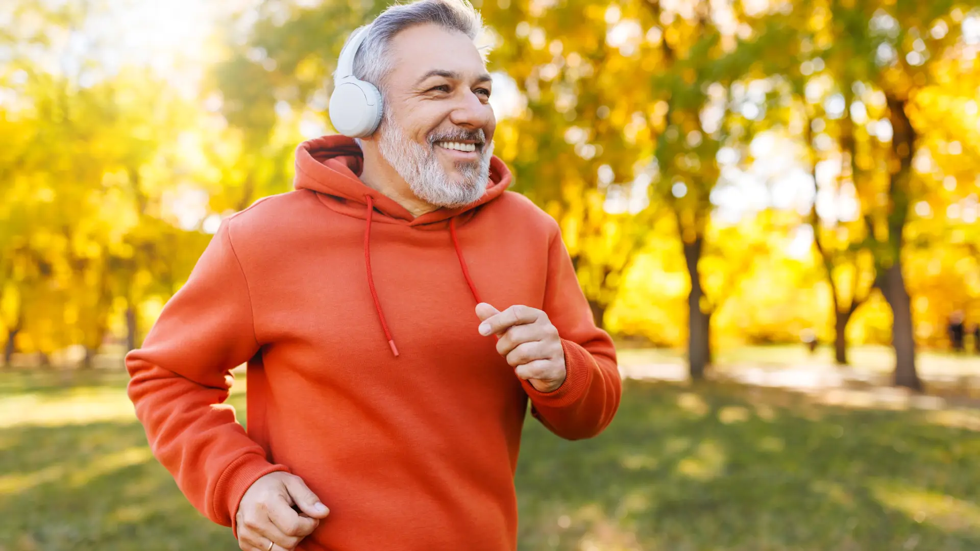 Homem usando o seu fone de ouvido para corrida ao ar livre 