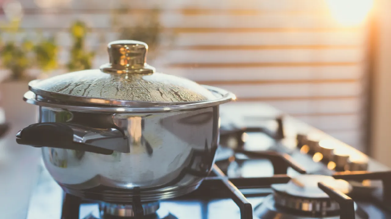 Água fervente na panela no fogão.