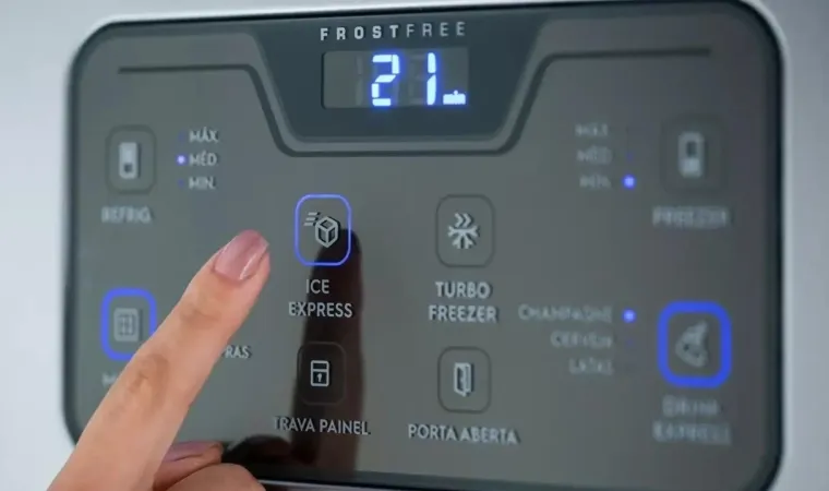 Foco em painel de geladeira 400 litros.