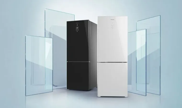 Modelos de geladeiras Inverse Panasonic preta e branca em fundo azul.