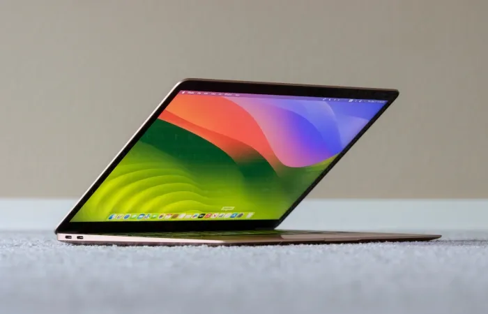Notebook rápido e potente ligado com a tela meio fechada
