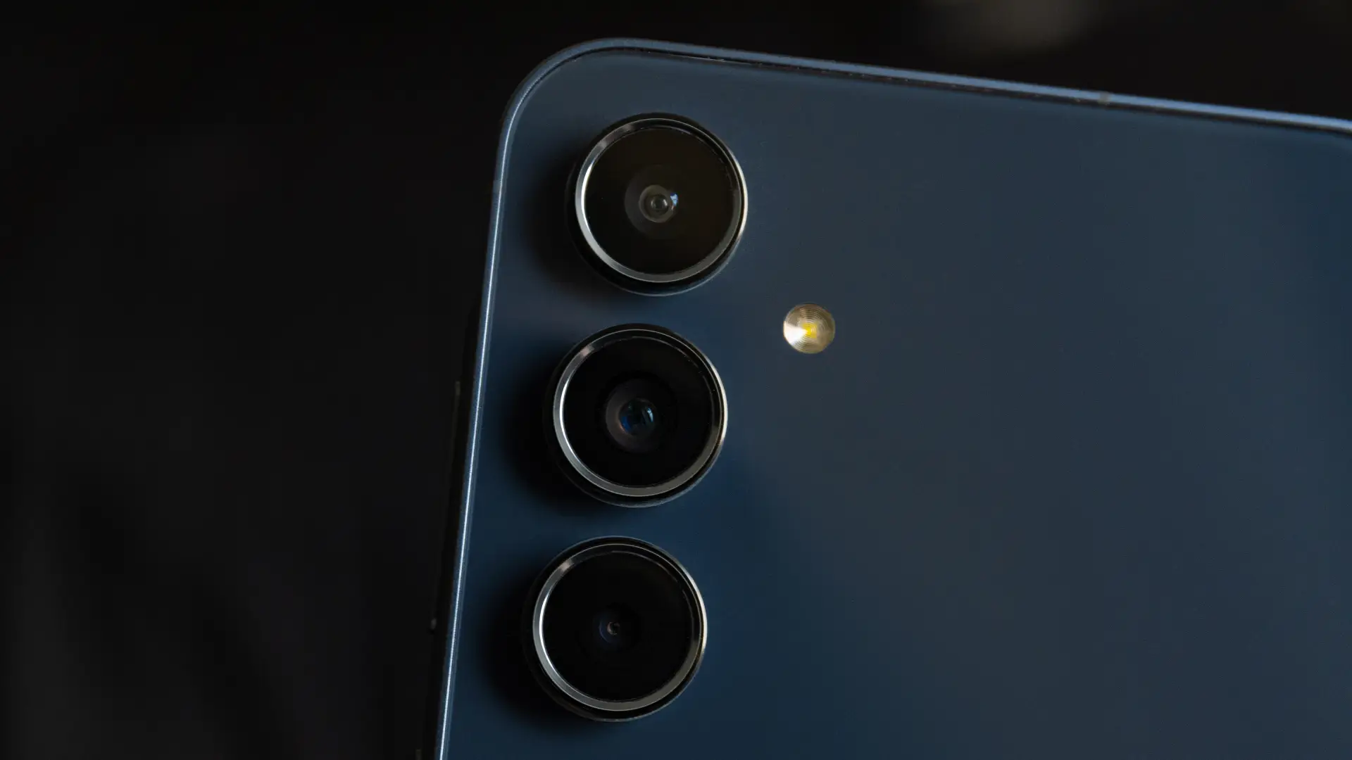 Traseira de um dos melhores celulares custo-benefício com foco nas câmeras