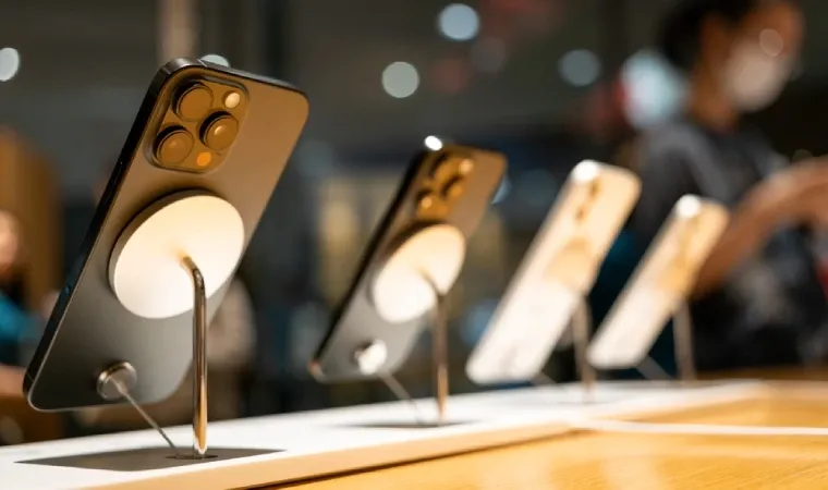 Diversos modelos de iPhone em vitrine de loja da marca