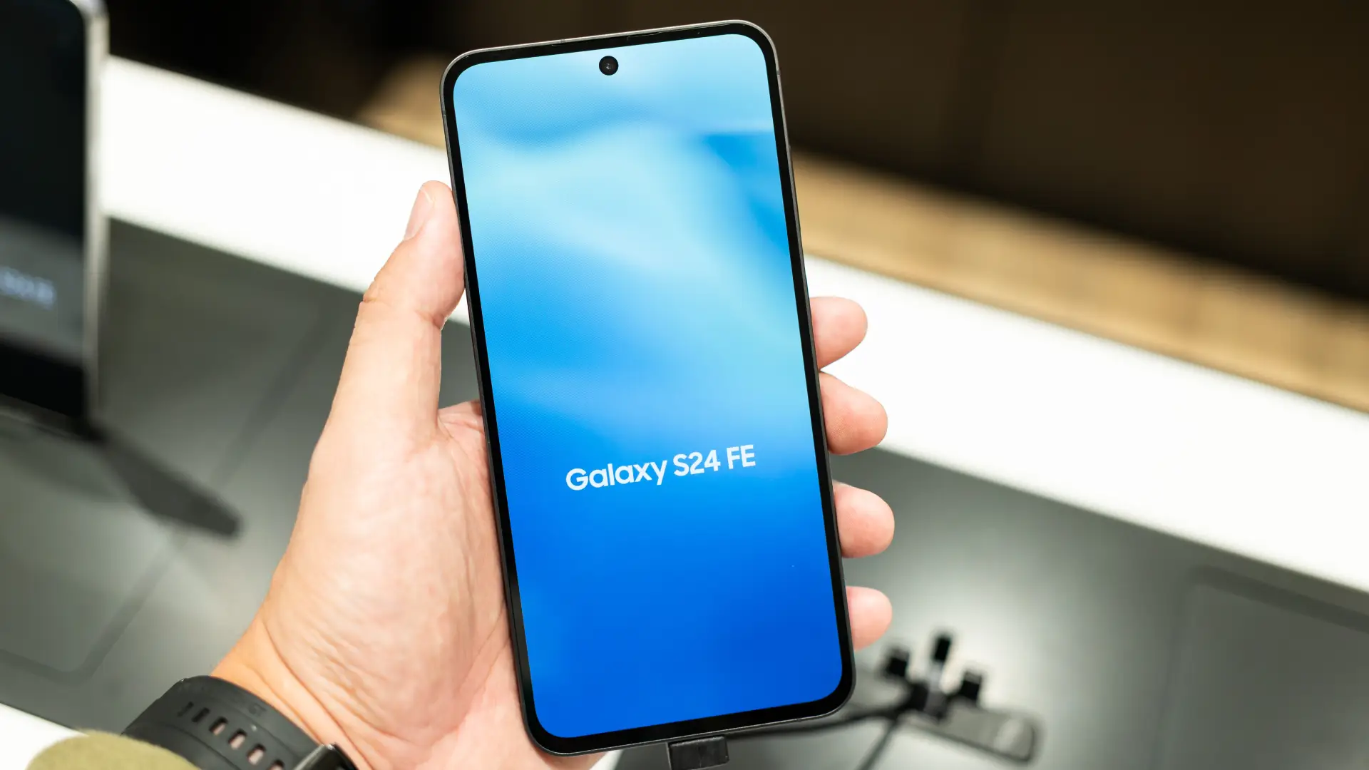 Celular com bom custo-benefício Samsung na mão de homem em loja