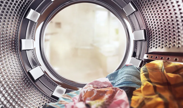 Interior de um tanquinho de lavar roupa.