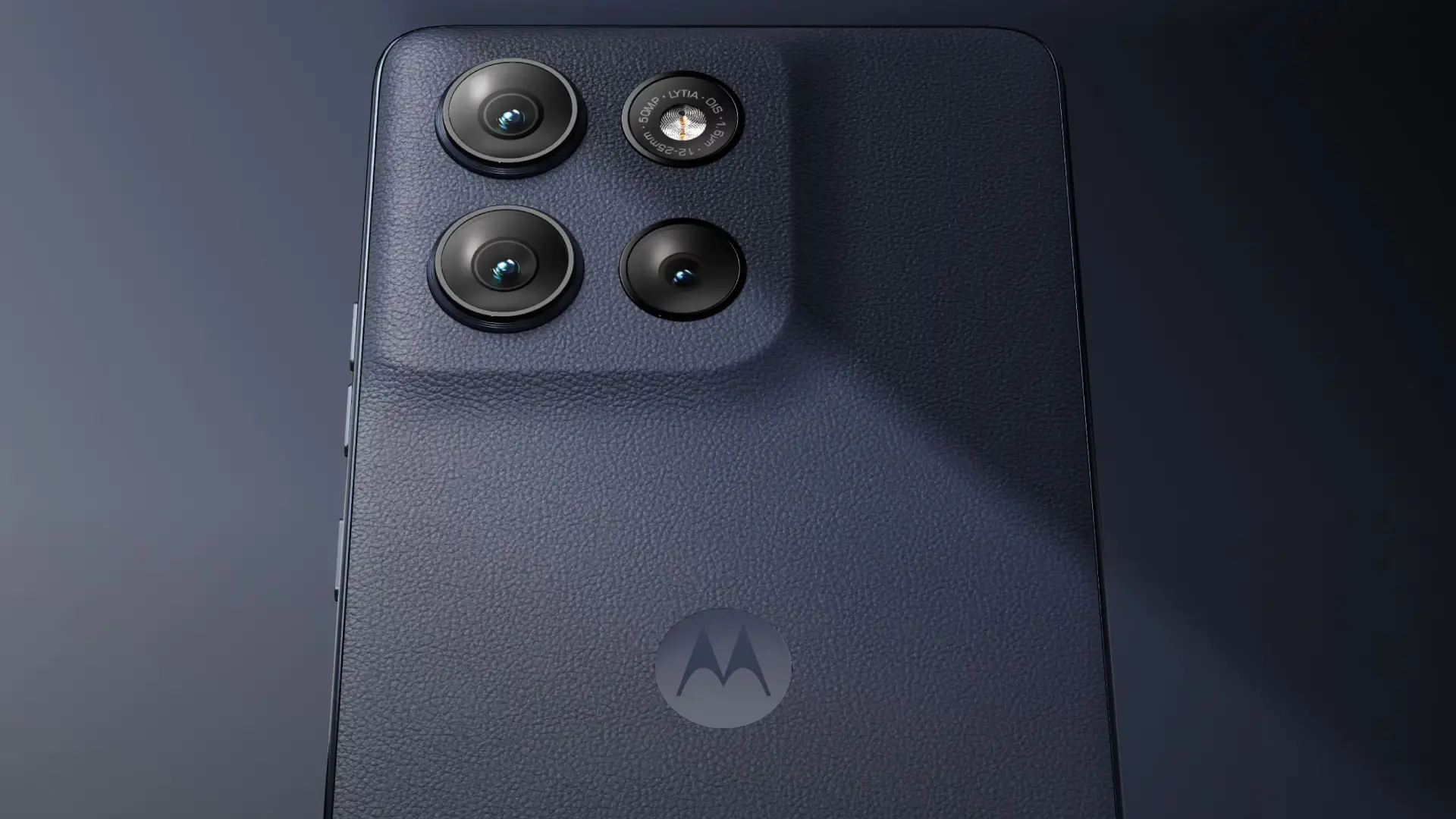 Celular Motorola na cor azul escuro com câmera em destaque