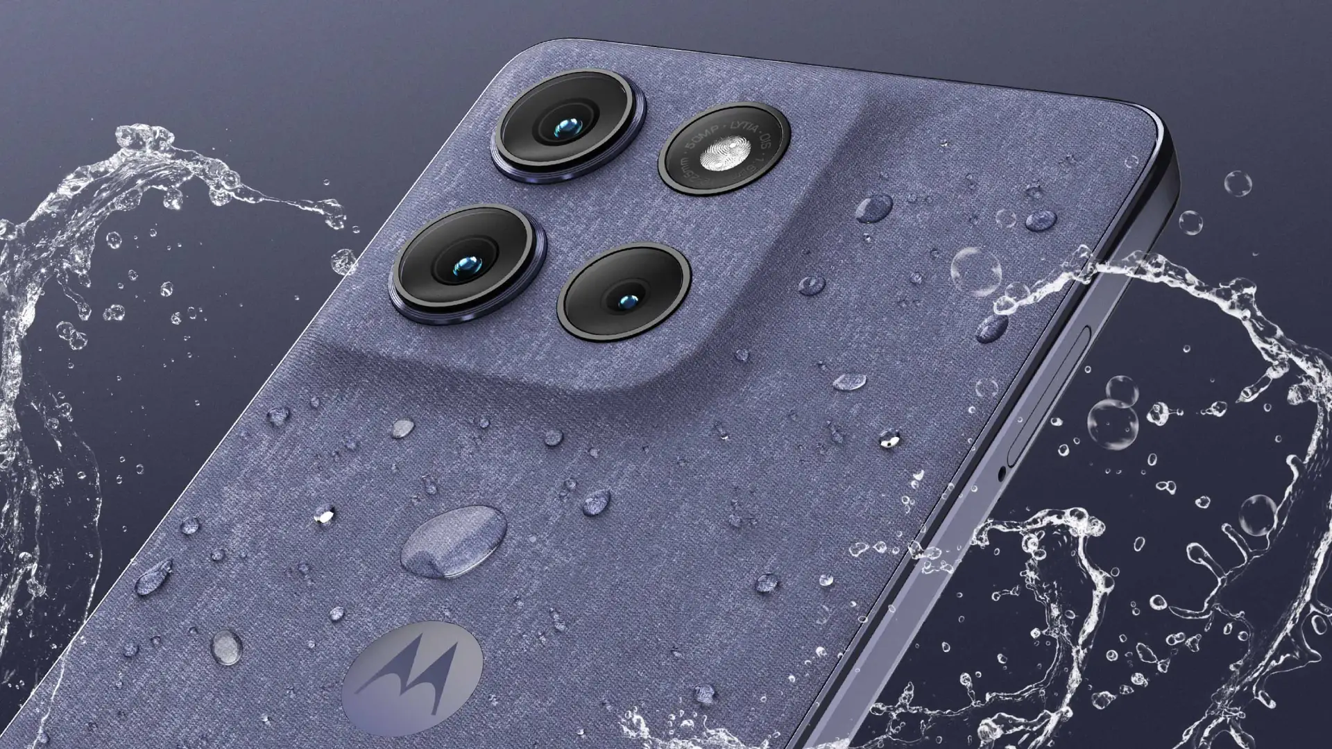 Traseira de celular Motorola com respingos de água ao redor