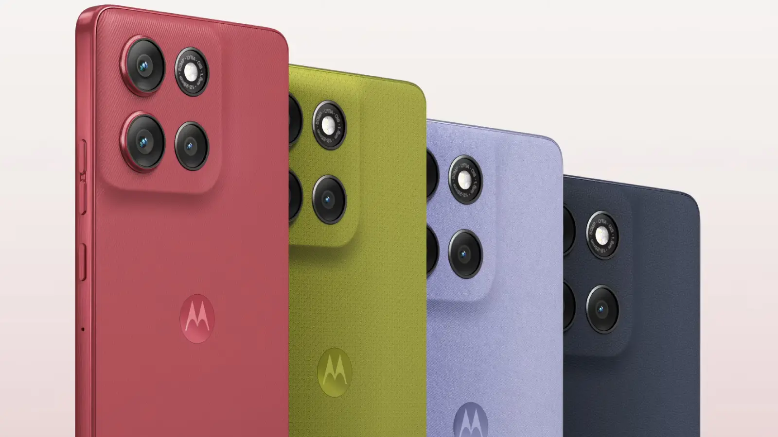 Quatro celulares Motorola lado a lado em 4 variações de cores