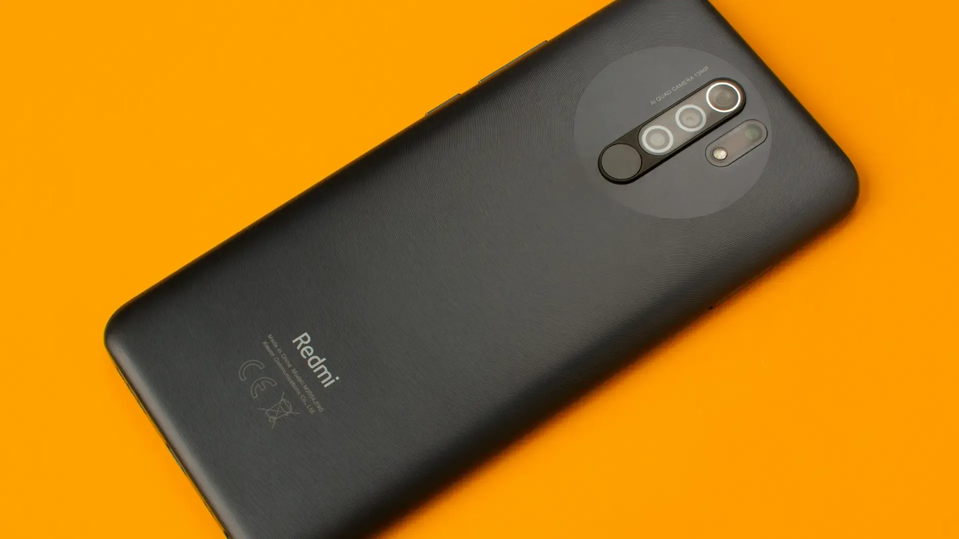 Um celular preto, da Xiaomi, está na horizontal