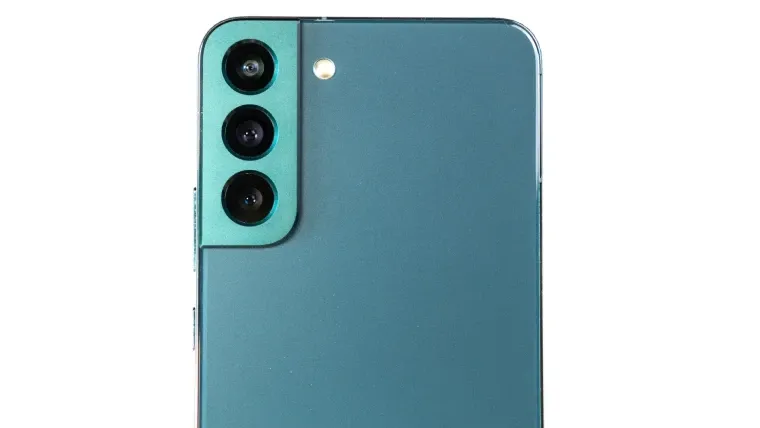 Foto de parte traseira do Galaxy S22 Plus com foco no conjunto fotográfico