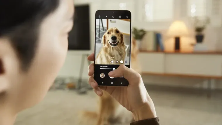 Homem tira foto de cachorro em modo retrato com o Galaxy S22 Plus