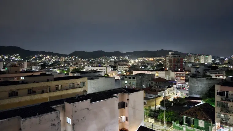 Foto tirada pelo Galaxy S23 à noite de paisagem urbana