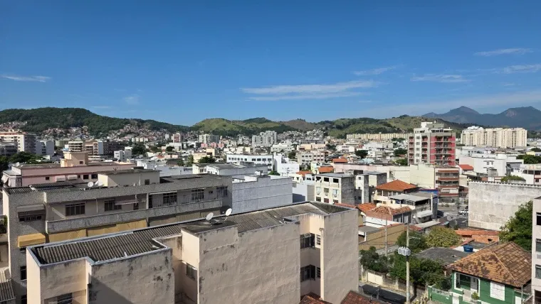 Foto tirada do Galaxy S25 Edge durante o dia mostrando paisagem urbana