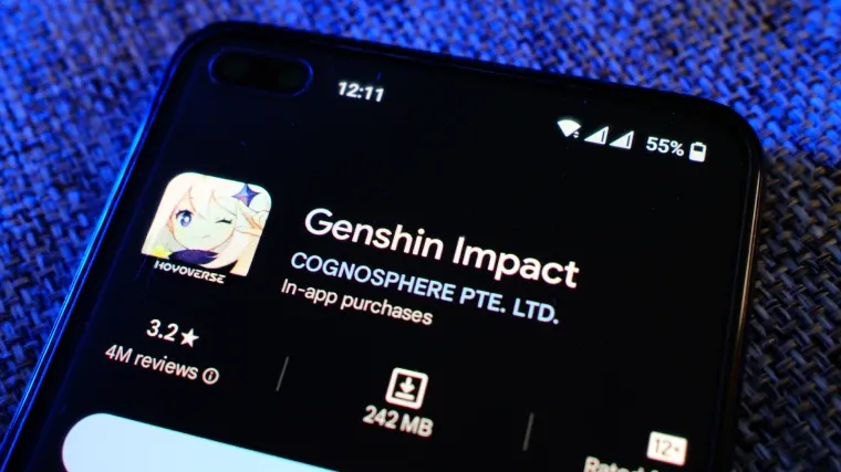 Tela do Google Play na página de Genshin Impact sendo exibido em tela de celular