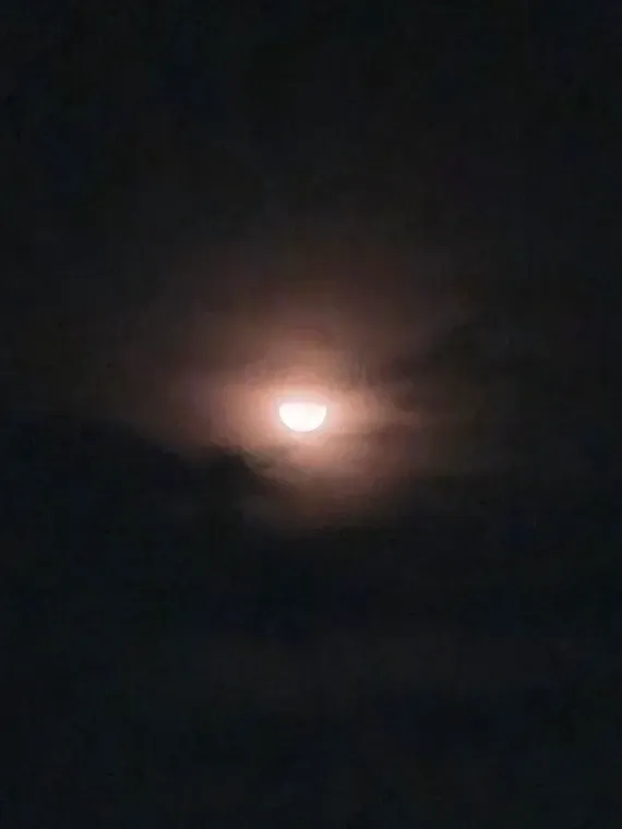 Foto da lua entre nuvens