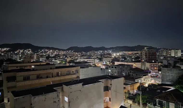 Foto tirada pelo Galaxy S25 Edge em paisagem urbana de noite