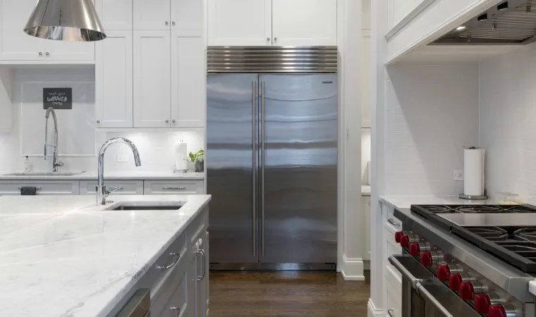 Geladeira Frost Free inox em uma cozinha.